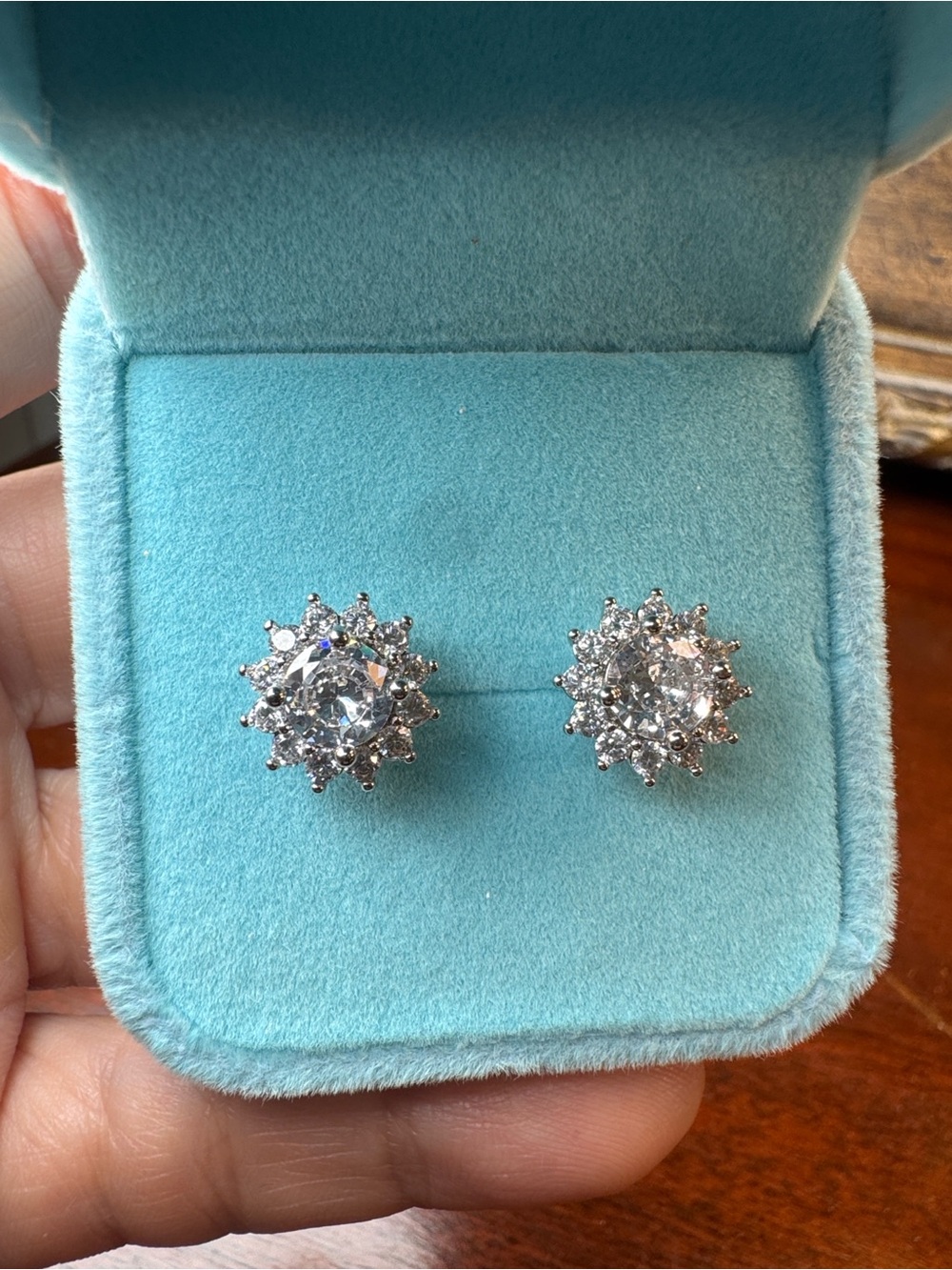 3257-Swarovski Crystal Element post earrings,velvet box included‎